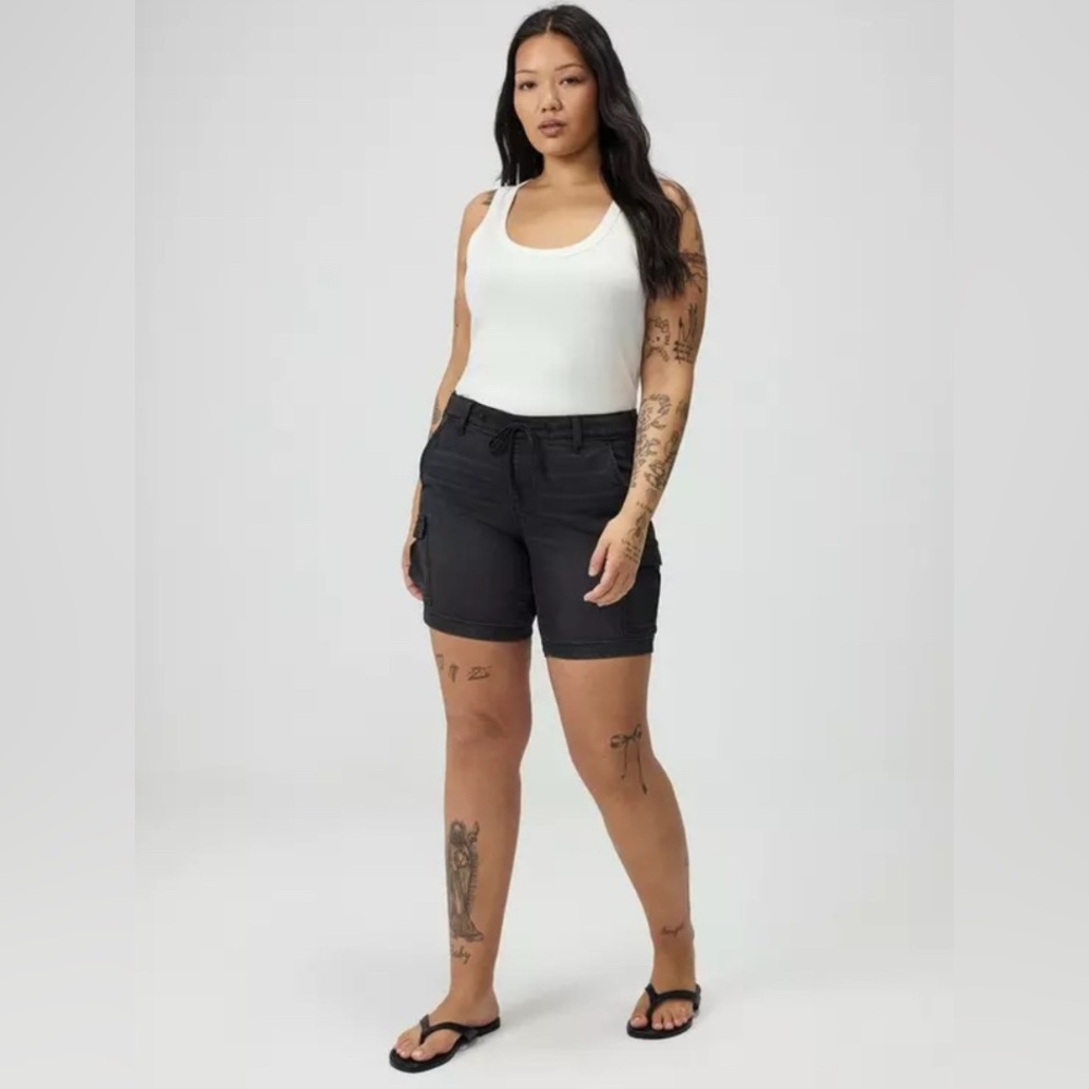 Torrid NWOT 8'' Weekend Cargo Bermuda Mid-Rise Short